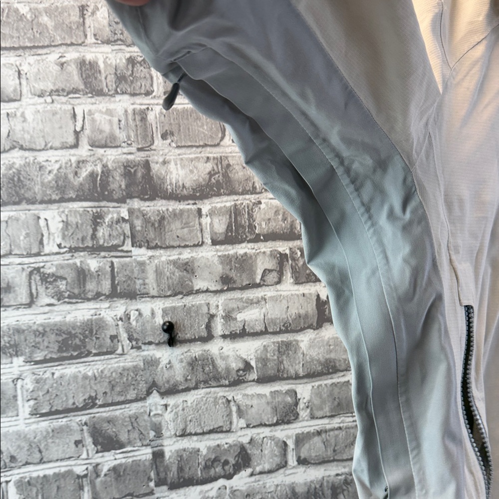 REI beige / Gray‎ Hooded Raincoat - Picture 5 of 15